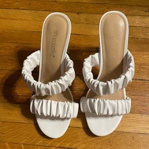 Shoe dazzle white sandals